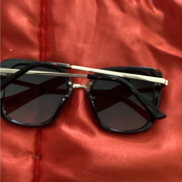 Chic Tortoise Shell Square Sunglasses - Picture 2 of 3
